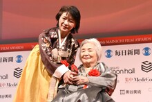 第80回毎日映画コンクールにて、「よみがえる声」がドキュメンタリー映画賞を受賞。トロフィーを受け取った監督の朴壽南（右）、朴麻衣（左）