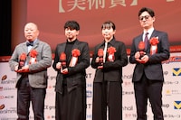 第80回毎日映画コンクール贈呈式より、「国宝」のスタッフ。左から録音賞の白取貢、音楽賞の原摩利彦、美術賞の下山奈緒、撮影賞をソフィアン・エル・ファニに代わって受け取った李相日