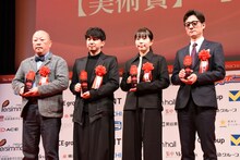 第80回毎日映画コンクール贈呈式より、「国宝」のスタッフ。左から録音賞の白取貢、音楽賞の原摩利彦、美術賞の下山奈緒、撮影賞をソフィアン・エル・ファニに代わって受け取った李相日