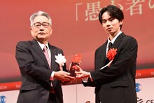 第80回毎日映画コンクール贈呈式より、スポニチグランプリ新人賞を受賞した 「愚か者の身分」の林裕太（右）