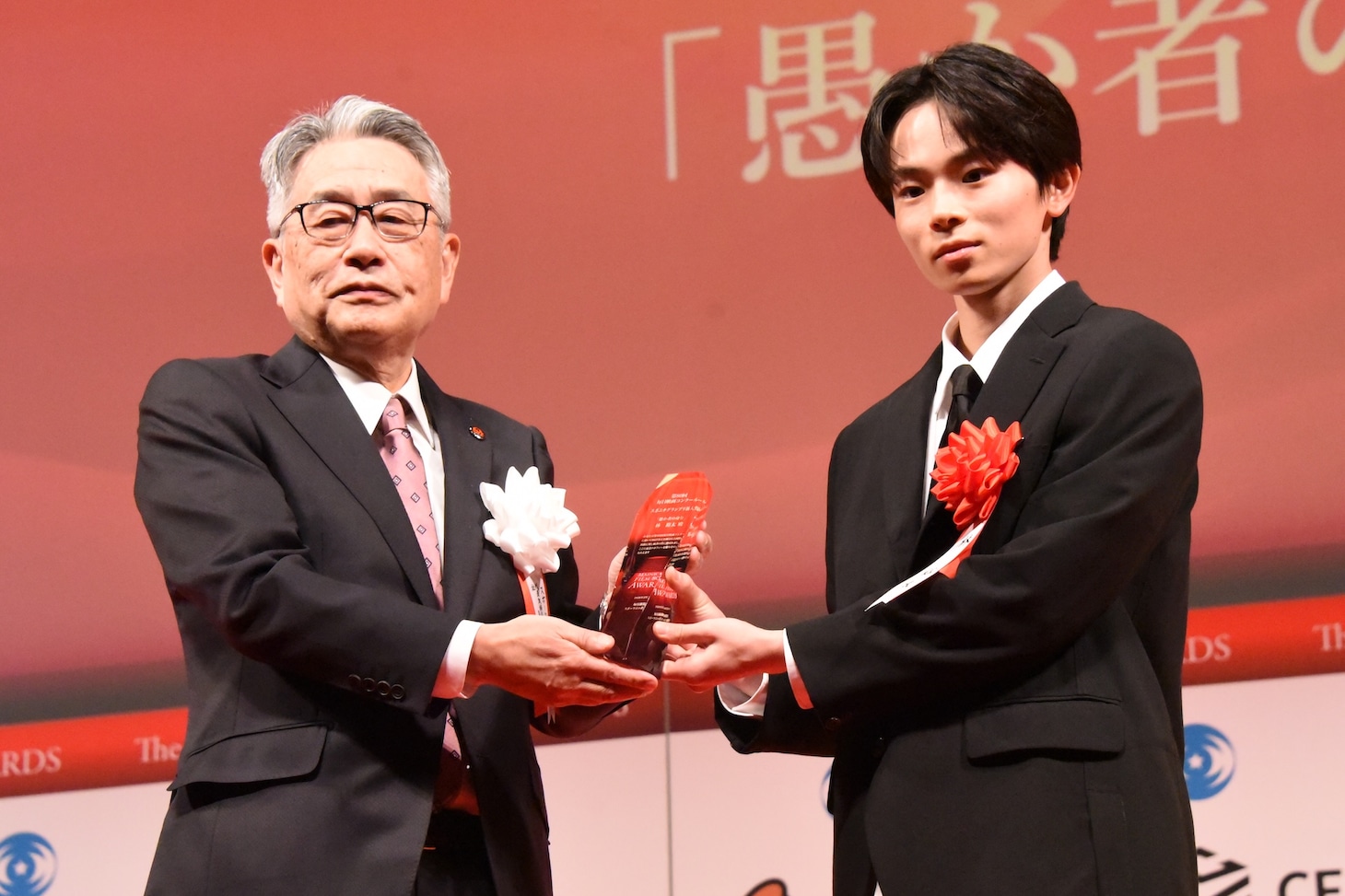 第80回毎日映画コンクール贈呈式より、スポニチグランプリ新人賞を受賞した 「愚か者の身分」の林裕太（右）