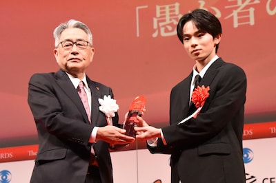 第80回毎日映画コンクール贈呈式より、スポニチグランプリ新人賞を受賞した 「愚か者の身分」の林裕太（右）