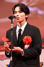 第80回毎日映画コンクール贈呈式より、スポニチグランプリ新人賞を受賞した 「愚か者の身分」の林裕太