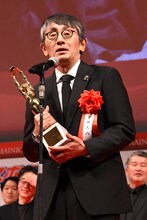 第80回毎日映画コンクールにて、「敵」が日本映画大賞を受賞。トロフィーを受け取った監督の吉田大八
