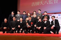 第80回毎日映画コンクール贈呈式より、日本映画大賞を受賞した「敵」のスタッフ。前列中央は監督の吉田大八