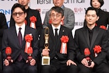 第80回毎日映画コンクール贈呈式より、左から李相日、吉田大八、吉沢亮