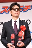 第80回毎日映画コンクール贈呈式より、「国宝」の監督・李相日。監督賞と、ソフィアン・エル・ファニの代理で受け取った撮影賞のトロフィーも抱えている
