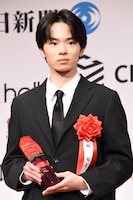 第80回毎日映画コンクール贈呈式より、「愚か者の身分」でスポニチグランプリ新人賞を受賞した林裕太