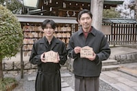 「木挽町のあだ討ち」大ヒット祈願イベントの様子。左から長尾謙杜、柄本佑