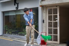 ハ・ジョンウが主演・監督を務めた韓国映画「ロビー！ 4000億円を懸けた仁義なき18ホール」場面写真