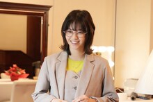 「免許返納!?」より、西野七瀬演じる川奈舞