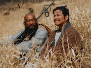 ドラマ「北方謙三 水滸伝」より、左から金児憲史演じる魯智深、織田裕二演じる宋江