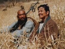 ドラマ「北方謙三 水滸伝」より、左から金児憲史演じる魯智深、織田裕二演じる宋江