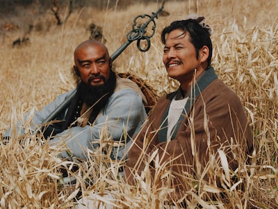 ドラマ「北方謙三 水滸伝」より、左から金児憲史演じる魯智深、織田裕二演じる宋江