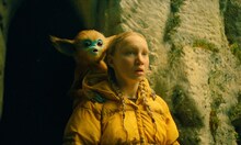 「OCHI！ -オチ-」場面写真。ヘレナ・ツェンゲル演じる主人公のユーリと、大きな瞳と耳を持つ生き物“オチ”