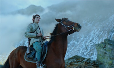 「OCHI！-オチ-」場面写真。フィン・ウォルフハード演じる、ユーリの義理の兄ペトロ。愛と忠誠の間で葛藤する