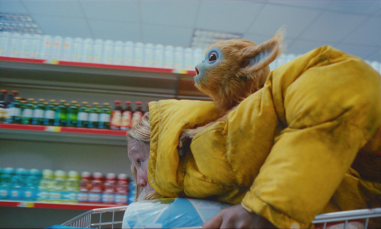 「OCHI！ -オチ-」場面写真。主人公のユーリ（ヘレナ・ツェンゲル）は幼いオチを家族のもとへ返す旅に出る