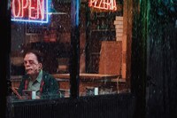 「顔を捨てた男」場面写真 ©2023 FACES OFF RIGHTS LLC. ALL RIGHTS RESERVED.