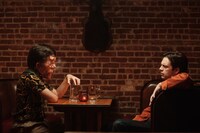 「顔を捨てた男」場面写真 ©2023 FACES OFF RIGHTS LLC. ALL RIGHTS RESERVED.