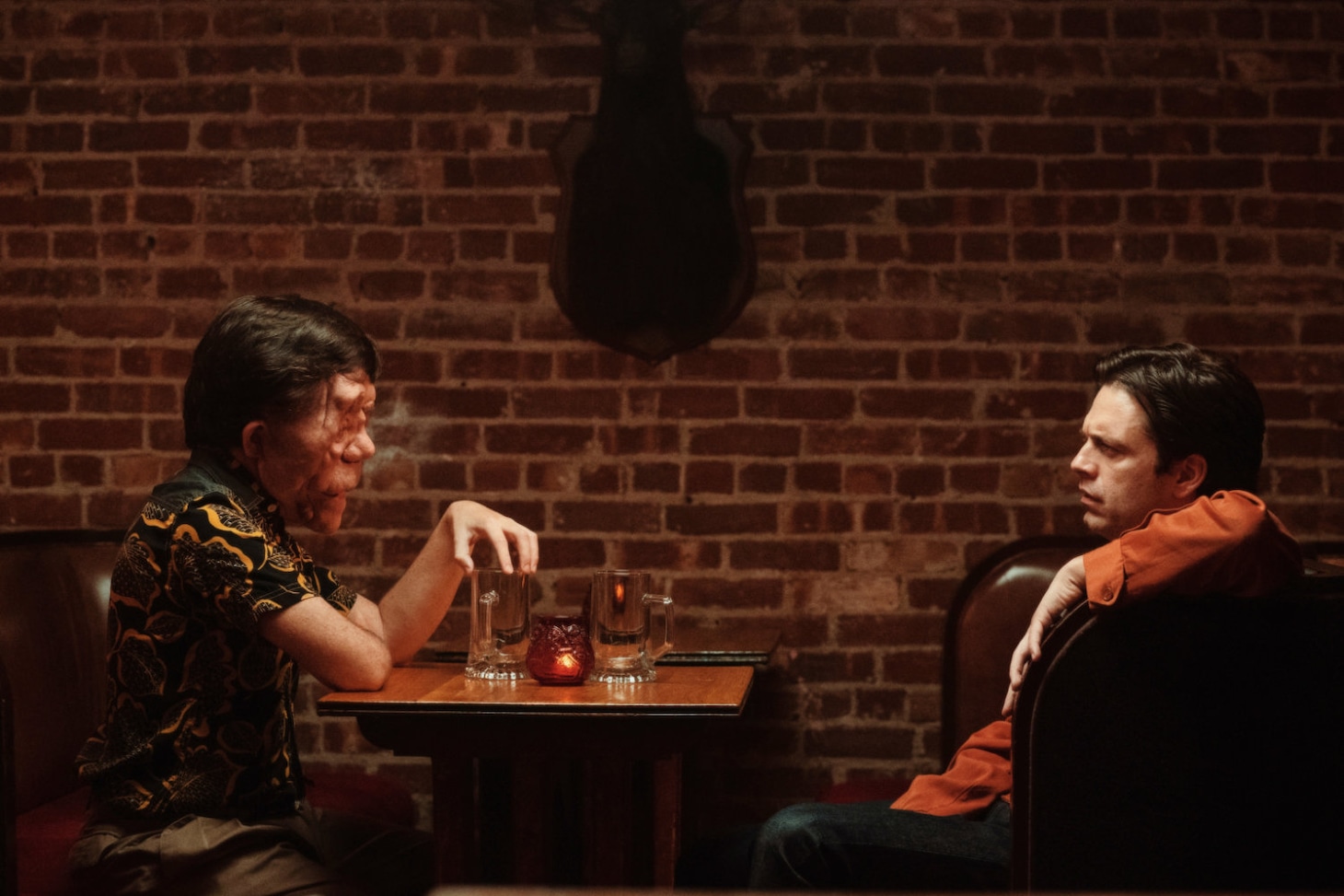 「顔を捨てた男」場面写真 ©2023 FACES OFF RIGHTS LLC. ALL RIGHTS RESERVED.