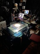 丸い穴を空けた素材に光を透過して動かし、モヤモヤした光を表現した