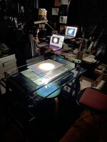 丸い穴を空けた素材に光を透過して動かし、モヤモヤした光を表現した