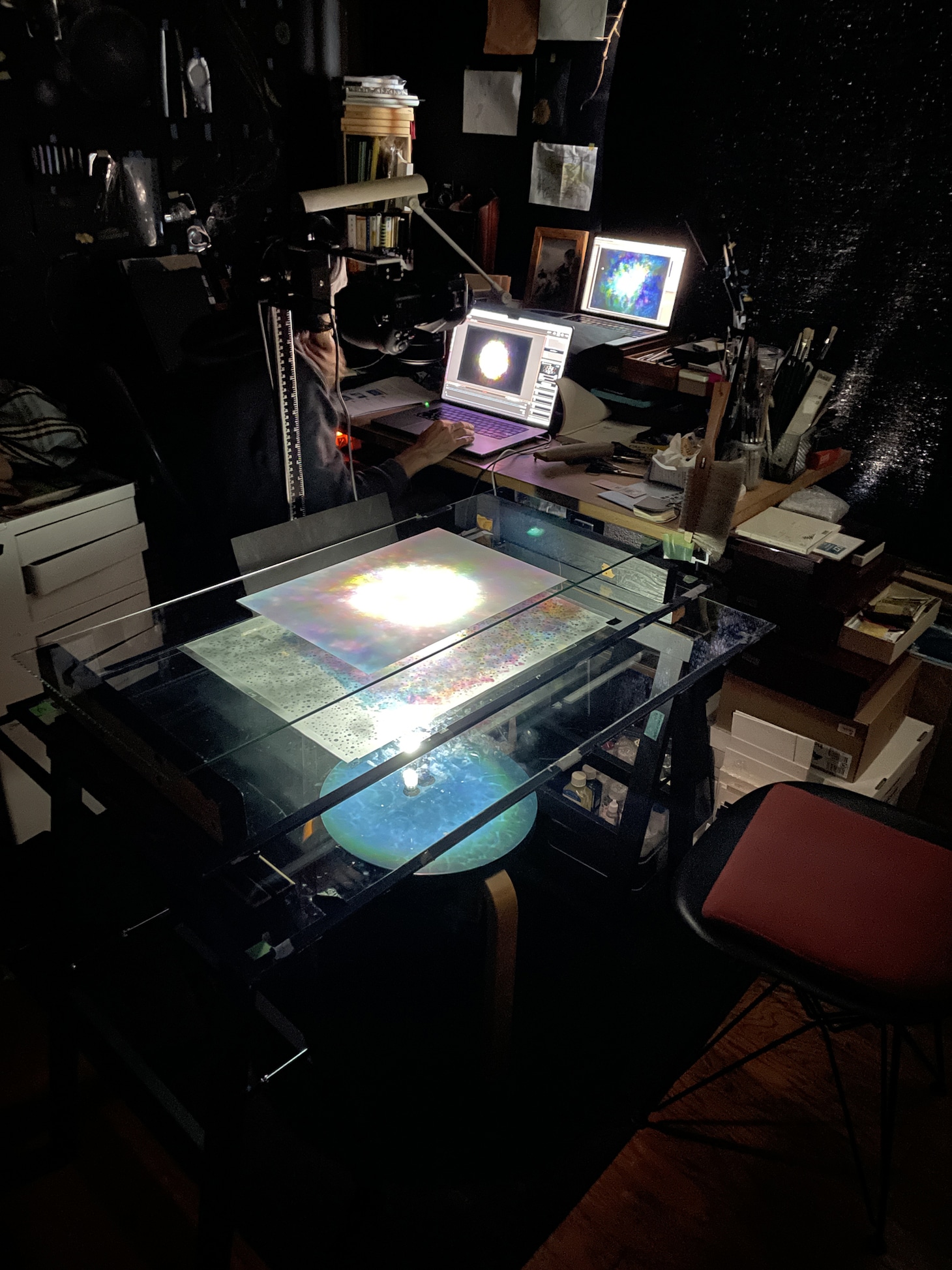 丸い穴を空けた素材に光を透過して動かし、モヤモヤした光を表現した