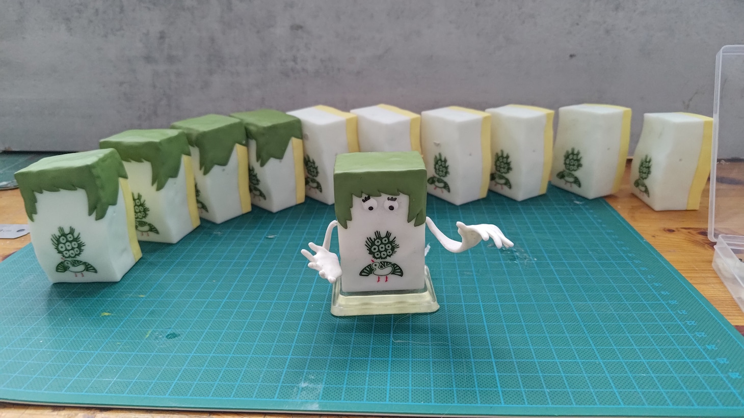 人間に見立てた麻雀牌がストップモーションで動き出す