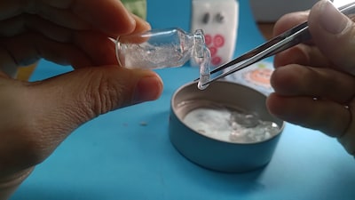 実際の液体ではなく透明な粘土を使い、透明な瓶の中で歪んで見える酒を表現した