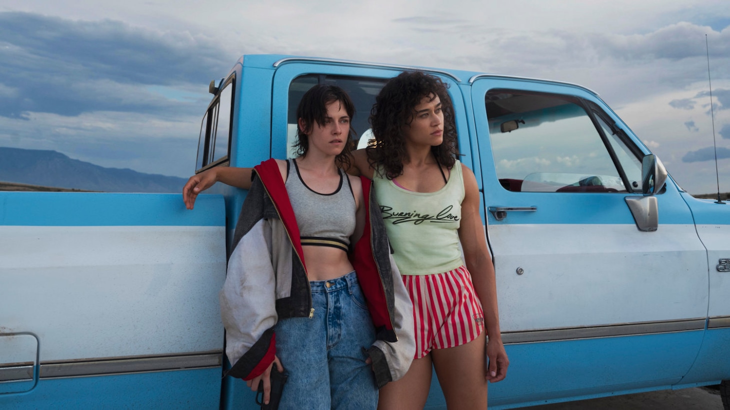 「愛はステロイド」場面写真 ©2023 CRACK IN THE EARTH LLC; CHANNEL FOUR TELEVISION CORPORATION ALL RIGHTS　RESERVED