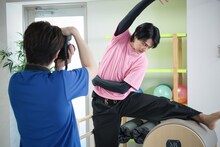 TELASAオリジナルドラマ「おコメの休日」第2弾「笹野耕一編」場面写真。佐野勇斗演じる笹野耕一（奥）、塩﨑太智演じる吉村タロウ（手前）