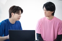 TELASAオリジナルドラマ「おコメの休日」第2弾「笹野耕一編」場面写真。左から塩﨑太智演じる吉村タロウ、佐野勇斗演じる笹野耕一