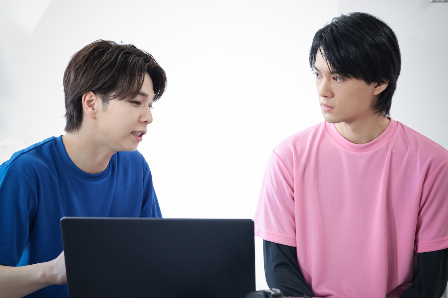 TELASAオリジナルドラマ「おコメの休日」第2弾「笹野耕一編」場面写真。左から塩﨑太智演じる吉村タロウ、佐野勇斗演じる笹野耕一