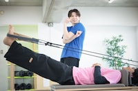 TELASAオリジナルドラマ「おコメの休日」第2弾「笹野耕一編」場面写真。佐野勇斗演じる笹野耕一（手前）、塩﨑太智演じる吉村タロウ（奥）