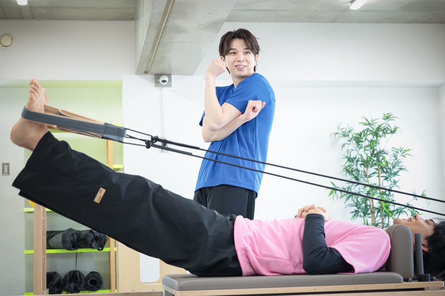 TELASAオリジナルドラマ「おコメの休日」第2弾「笹野耕一編」場面写真。佐野勇斗演じる笹野耕一（手前）、塩﨑太智演じる吉村タロウ（奥）