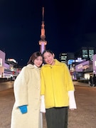 特集番組「豊臣兄弟！SP 豊臣姉妹たび」より、名古屋のシンボル・中部電力 MIRAI TOWERを訪れる宮澤エマ（左）と倉沢杏菜（右）