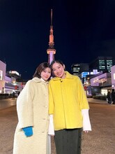 特集番組「豊臣兄弟！SP 豊臣姉妹たび」より、名古屋のシンボル・中部電力 MIRAI TOWERを訪れる宮澤エマ（左）と倉沢杏菜（右）