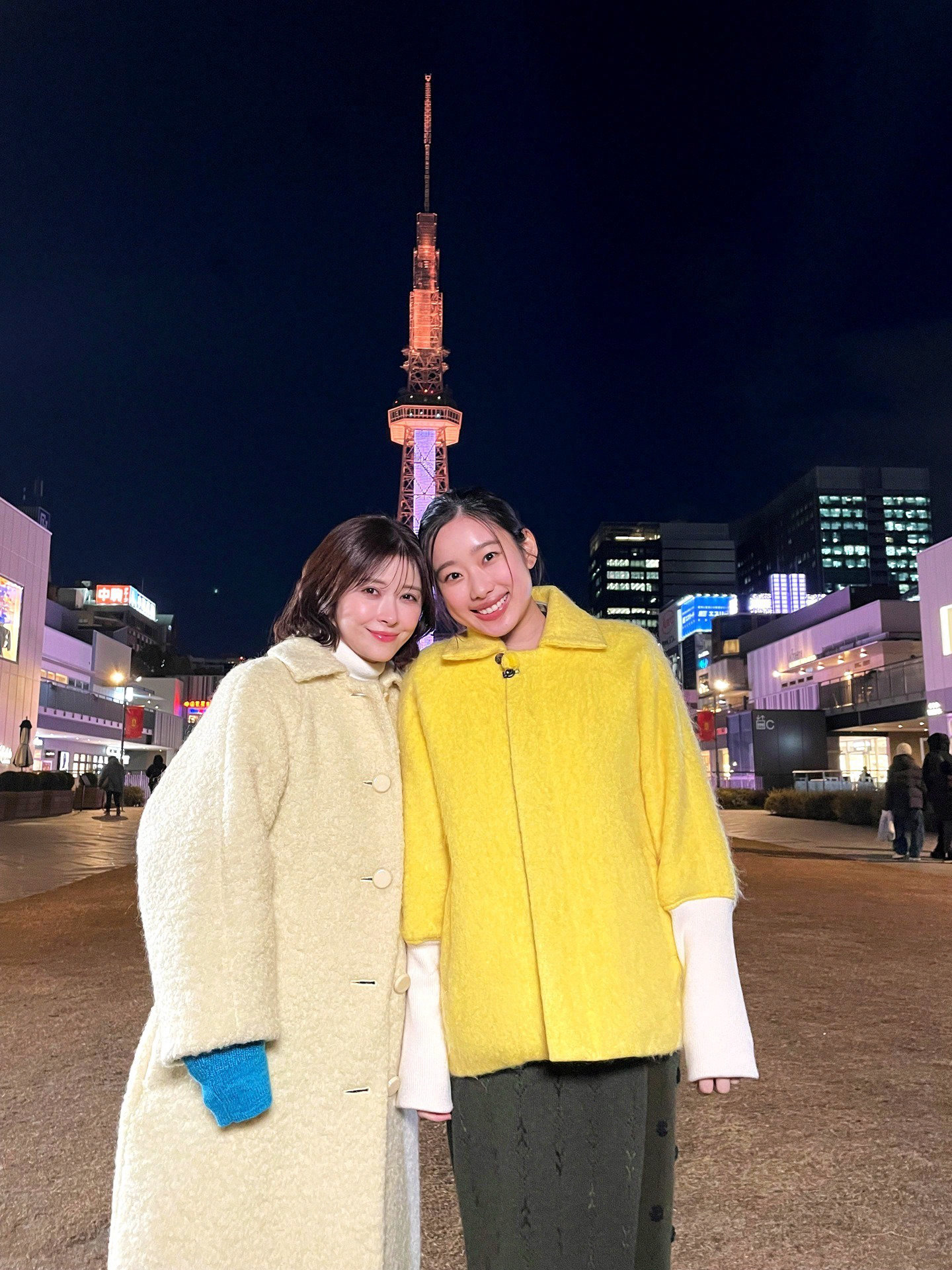 特集番組「豊臣兄弟！SP 豊臣姉妹たび」より、名古屋のシンボル・中部電力 MIRAI TOWERを訪れる宮澤エマ（左）と倉沢杏菜（右）