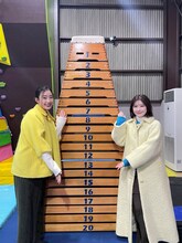 特集番組「豊臣兄弟！SP 豊臣姉妹たび」より、宮澤エマ（右）と倉沢杏菜（左）