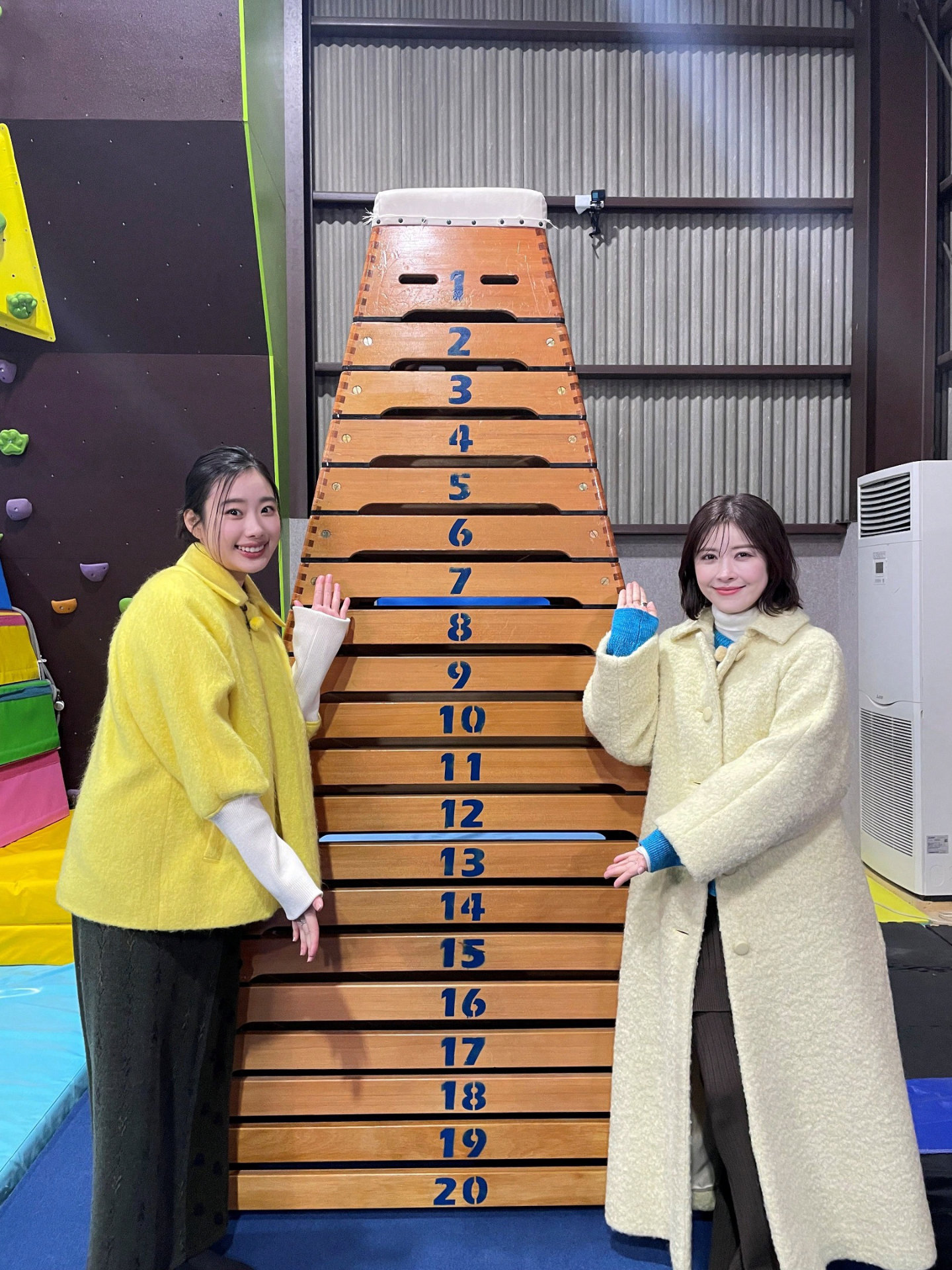 特集番組「豊臣兄弟！SP 豊臣姉妹たび」より、宮澤エマ（右）と倉沢杏菜（左）