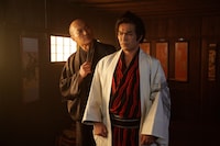 「木挽町のあだ討ち」新場面写真。左から渡辺謙演じる篠田金治、北村一輝扮する作兵衛