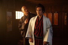 「木挽町のあだ討ち」新場面写真。左から渡辺謙演じる篠田金治、北村一輝扮する作兵衛