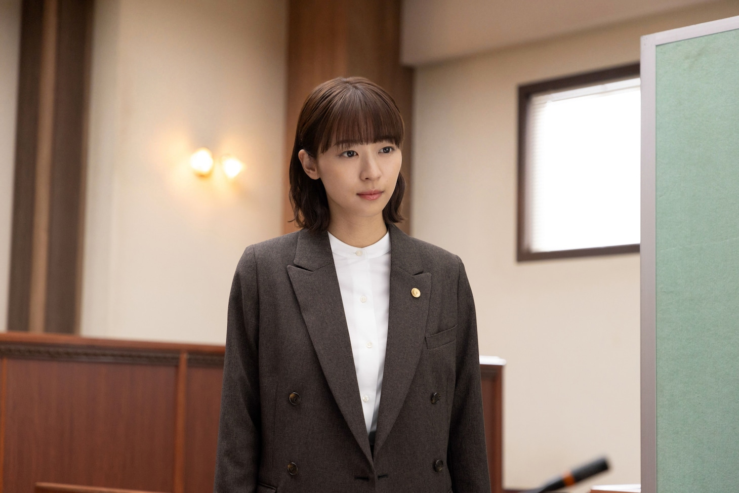 ドラマ10「テミスの不確かな法廷」より、鳴海唯演じる小野崎乃亜