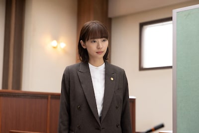 ドラマ10「テミスの不確かな法廷」より、鳴海唯演じる小野崎乃亜