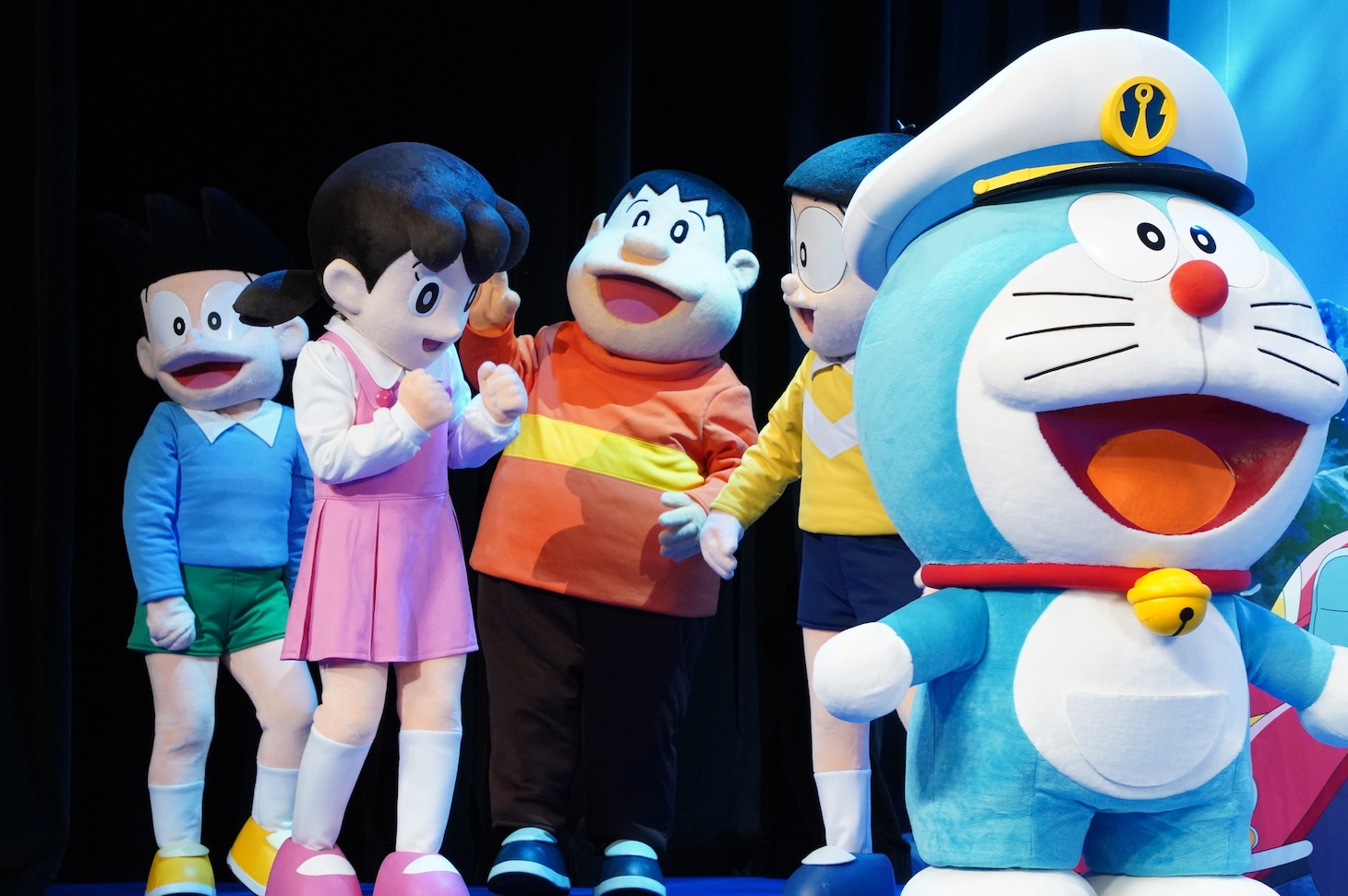 「映画ドラえもん 新・のび太の海底鬼岩城」完成披露試写会より、入場するドラえもんたち一同。観客から「かわいいー！」と声が上がった