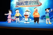 「映画ドラえもん 新・のび太の海底鬼岩城」完成披露試写会より、立ち位置についたドラえもんたち。各々が観客にアピールした