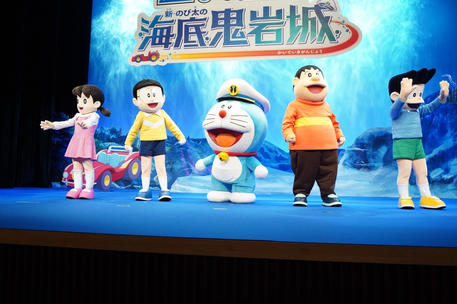 「映画ドラえもん 新・のび太の海底鬼岩城」完成披露試写会より、立ち位置についたドラえもんたち。各々が観客にアピールした