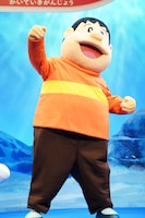 「映画ドラえもん 新・のび太の海底鬼岩城」完成披露試写会より、ジャイアン。一歩前に出てガッツポーズした