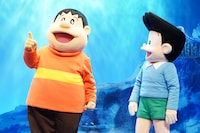 「映画ドラえもん 新・のび太の海底鬼岩城」完成披露試写会より、ジャイアン（左）の話を聞くスネ夫（右）