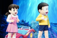 「映画ドラえもん 新・のび太の海底鬼岩城」完成披露試写会より、ジャイアンの話を聞くしずか（左）、のび太（右）